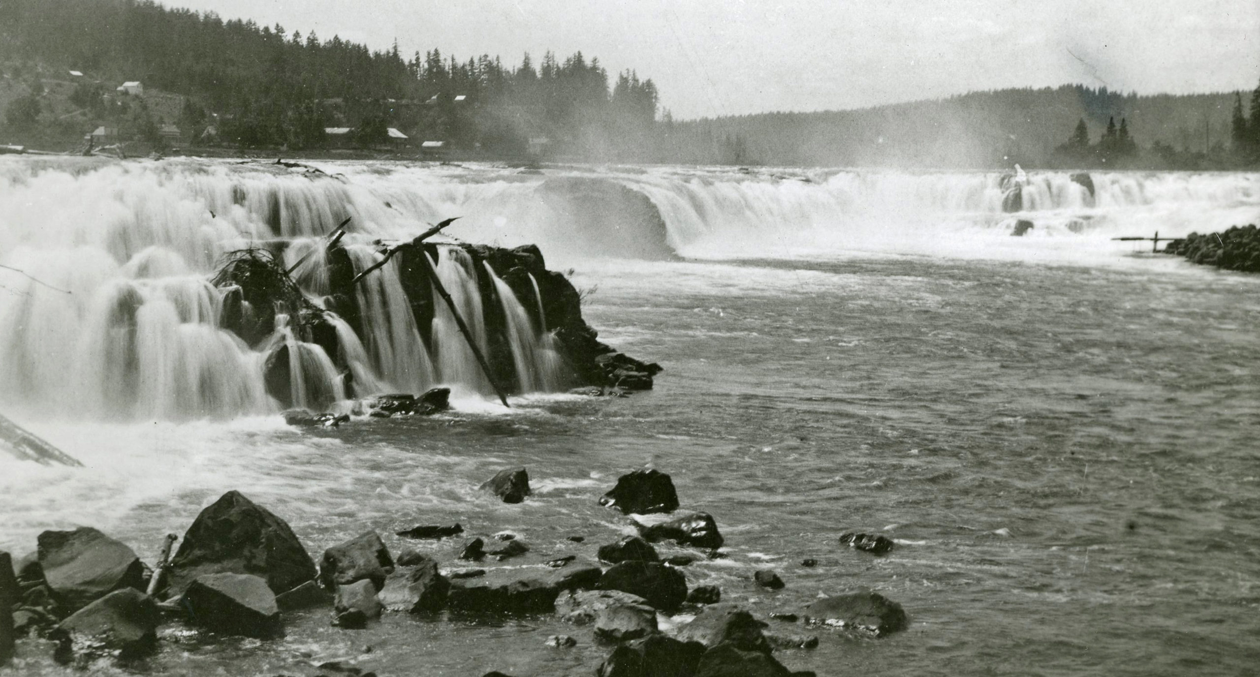 Historical photograph of Willamette Falls.